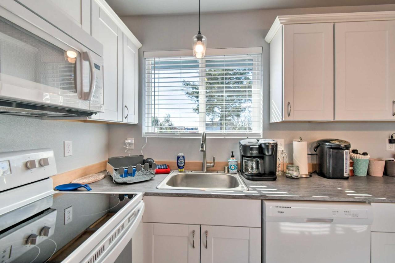 Canal Cottage Retreat With Dock And Waterfront Views Ocean Shores Eksteriør billede