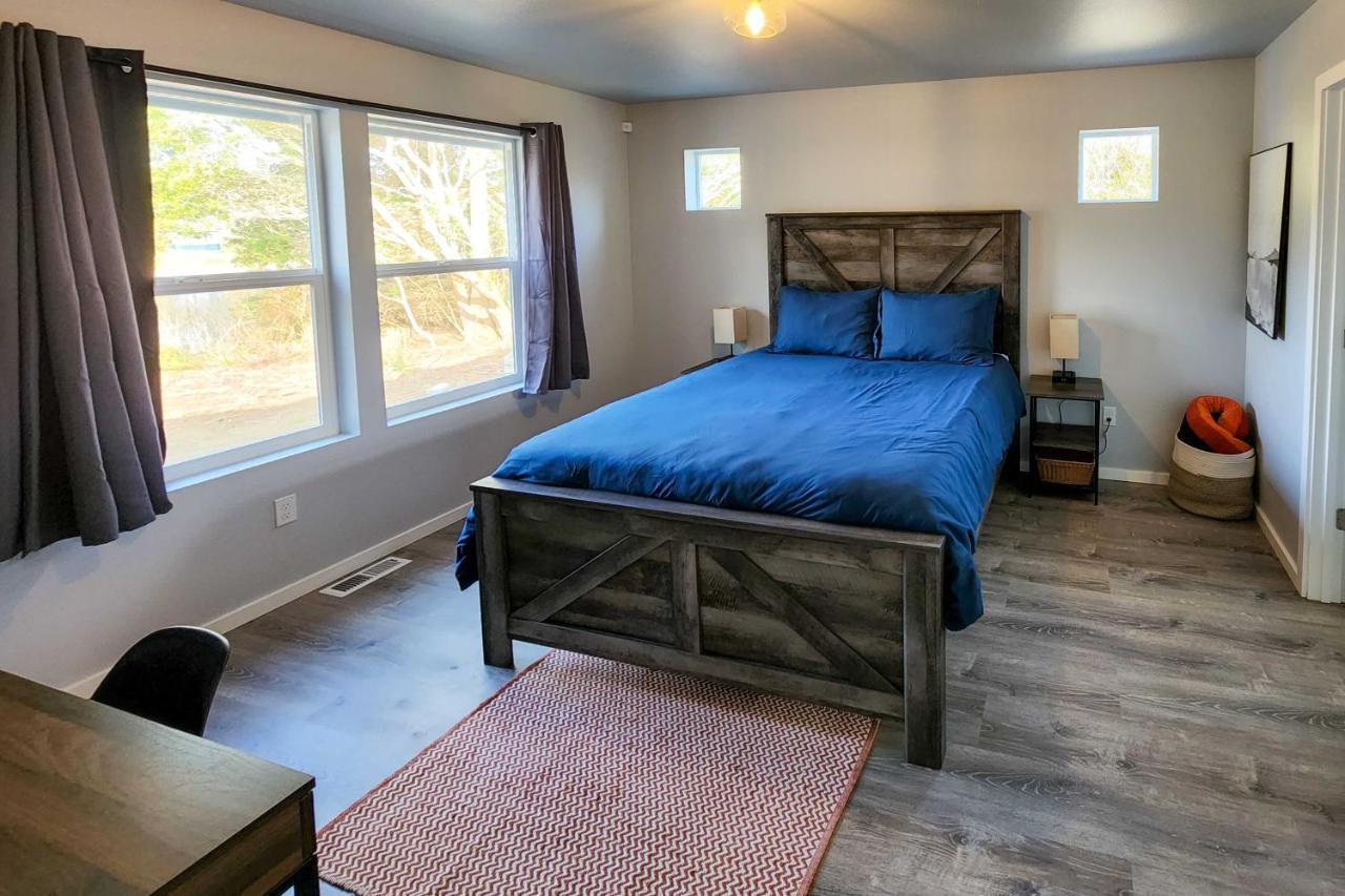 Canal Cottage Retreat With Dock And Waterfront Views Ocean Shores Eksteriør billede